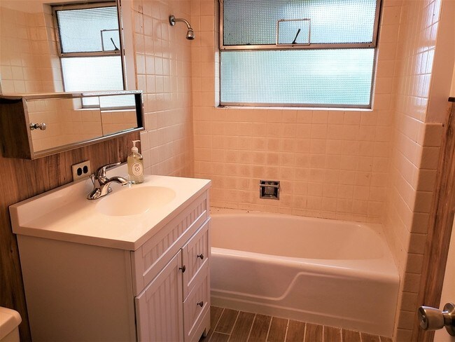 Building Photo - 1435 Bellevue Way SE