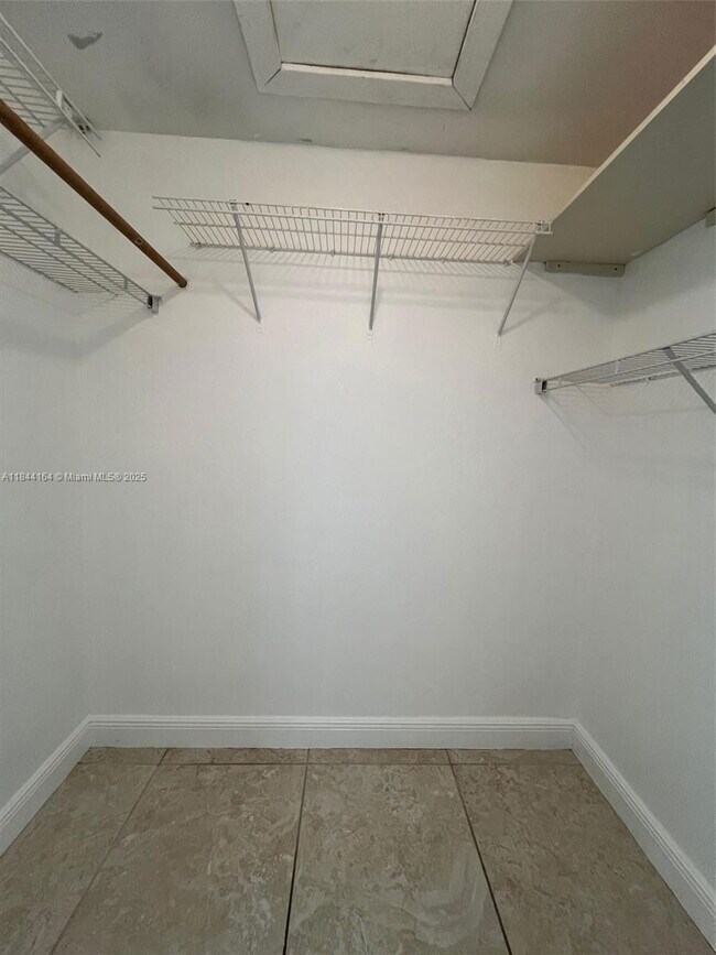 Building Photo - 14605 SW 75th Ave