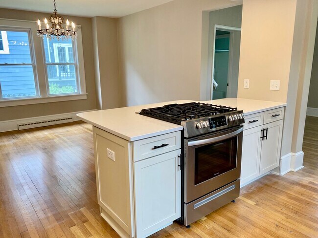 Building Photo - North Asheville - Renovated 1020's Charmer!