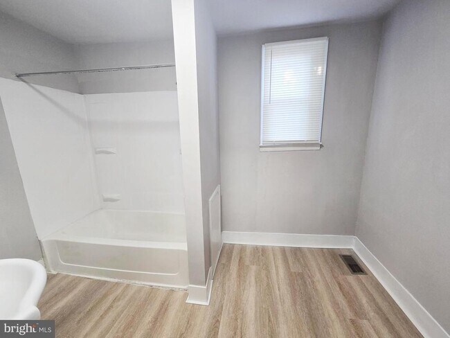 Building Photo - 1910 Sigel St