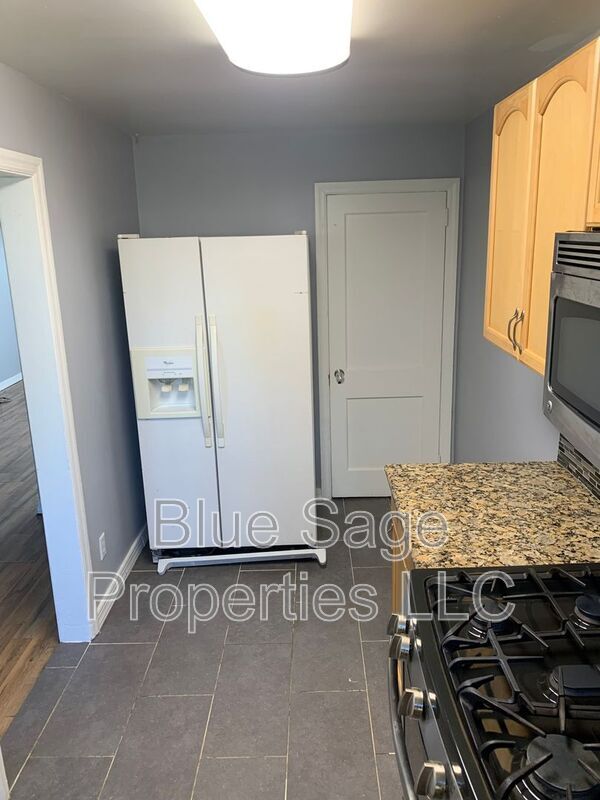 Building Photo - 2203 Bond Ave