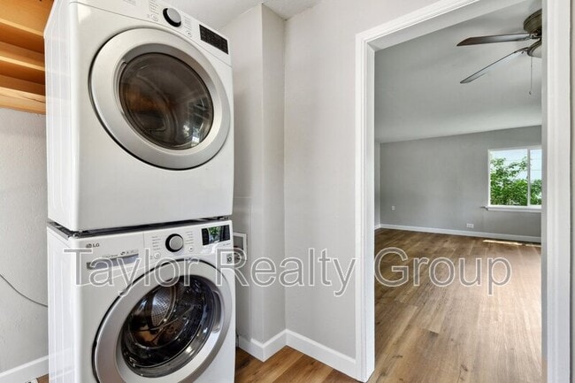 Building Photo - 1252 Xanthia St