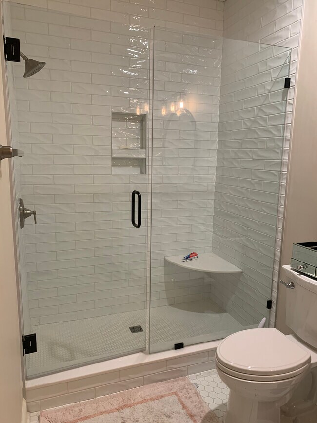 Large master bathroom - 2420 Derbyshire Rd