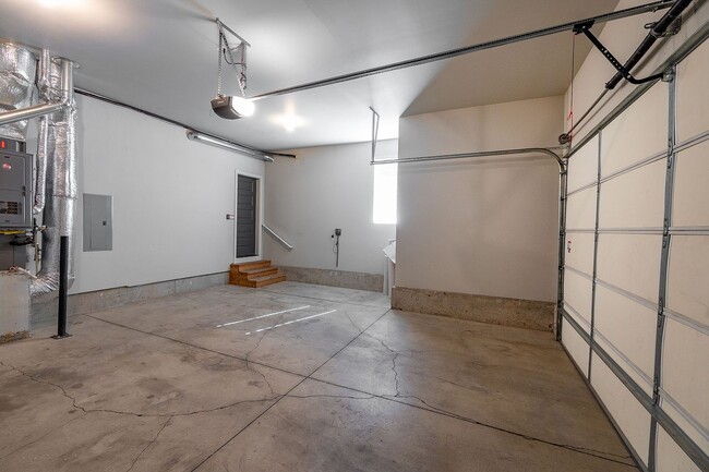 Building Photo - 3 Bdrm 2.5 bath newer home in a quiet SE c...