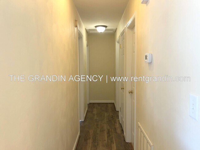 Building Photo - 1811 Meadows Ct