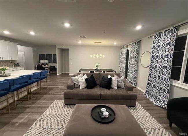 Building Photo - Stunning Pool Home