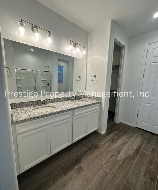 Building Photo - You Have To See The Beautiful 4/2 New Buil...