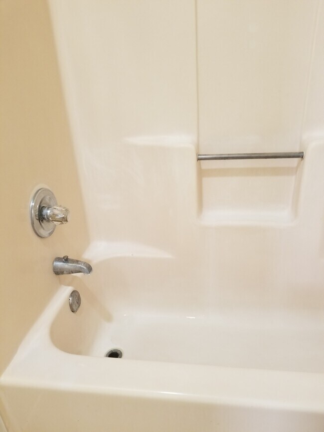 Building Photo - 1642 Post Rd