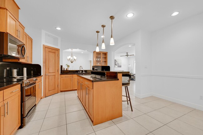 Building Photo - Fully Furnished & Move-In Ready!
