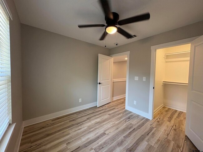 Building Photo - 305 Post Oak Dr