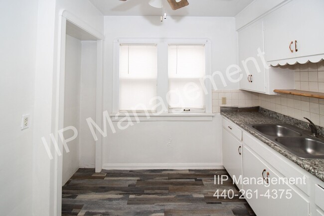 Building Photo - Very Spacious 2BR 2nd Floor Unit in South ...