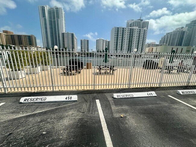 Building Photo - 800 Parkview Dr