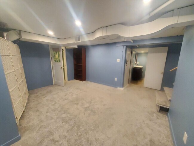 Building Photo - Charming 4 bed, 2 bath, fully fenced, covered deck in convenient location.