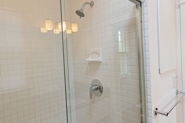 Building Photo - 4BR 3.5 BA Chevy Chase Gem is Move-in Read...