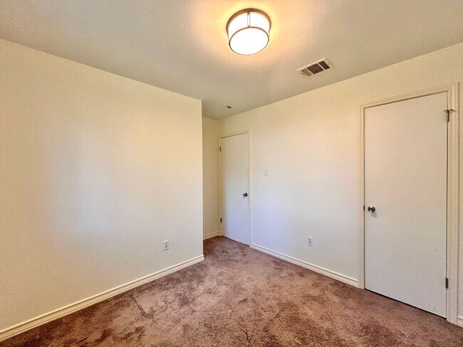 Building Photo - Cozy 3BR/2BA Single-Story Home with Privat...