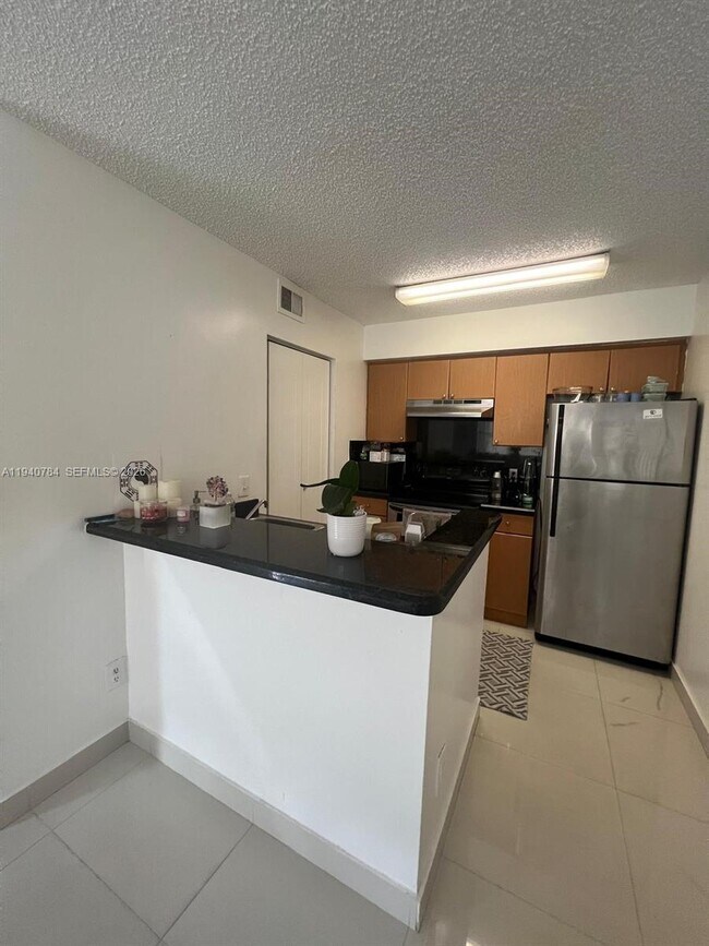 Building Photo - 550 S Park Rd