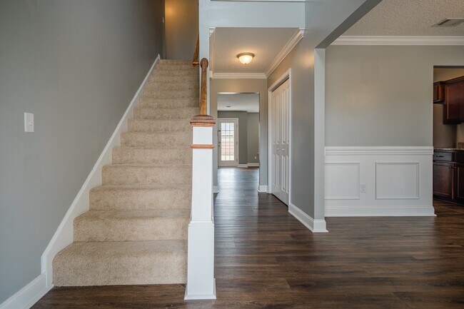 Building Photo - 717 Highgrove Ct