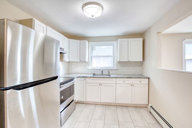 Building Photo - Lovely 3 Bedroom 1 Bathroom - 1st Floor with/ Washer and Dryer