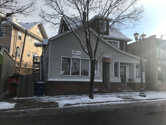 Building Photo - 812 E 7th St