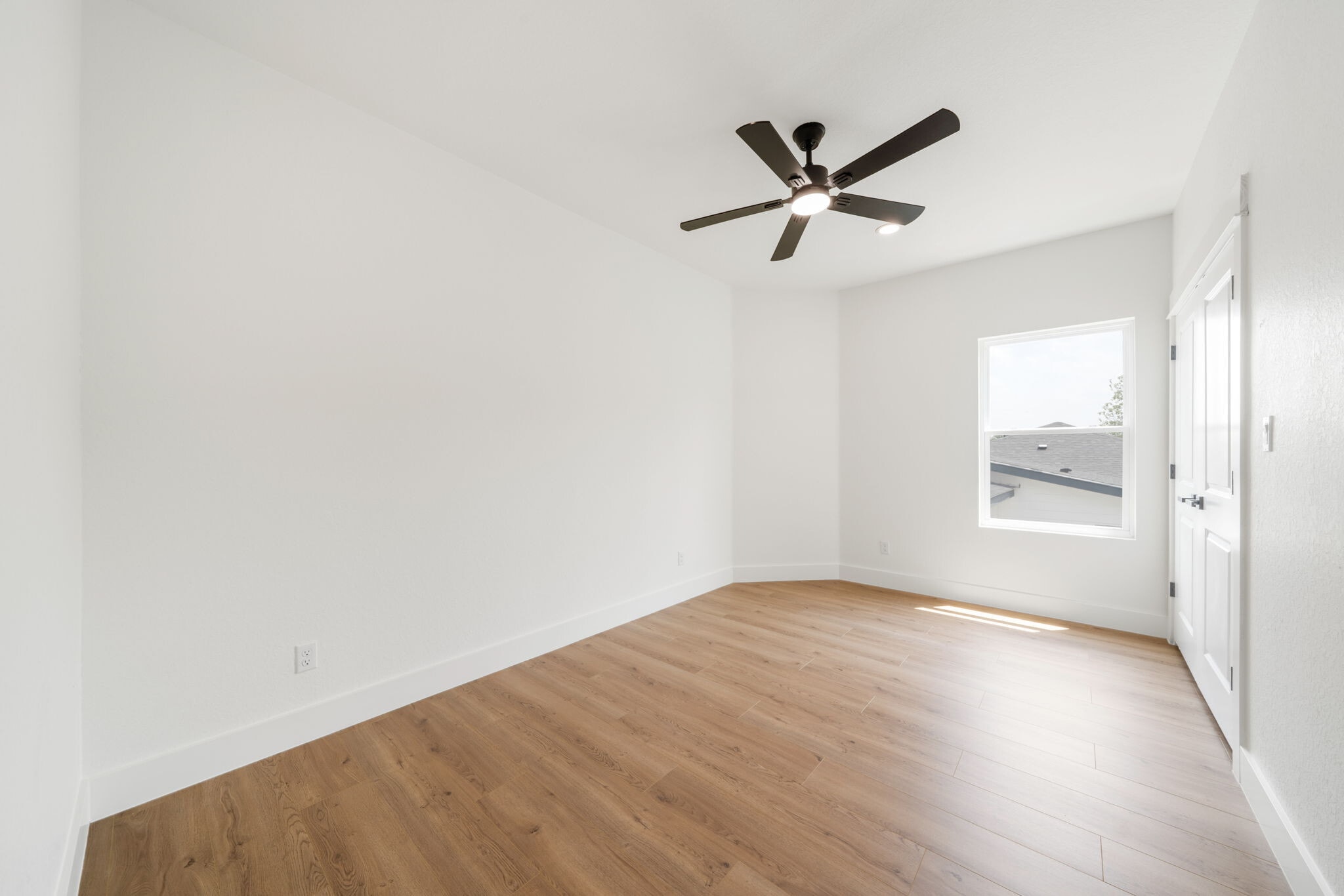 Building Photo - Room in Townhome on Princeton Ave