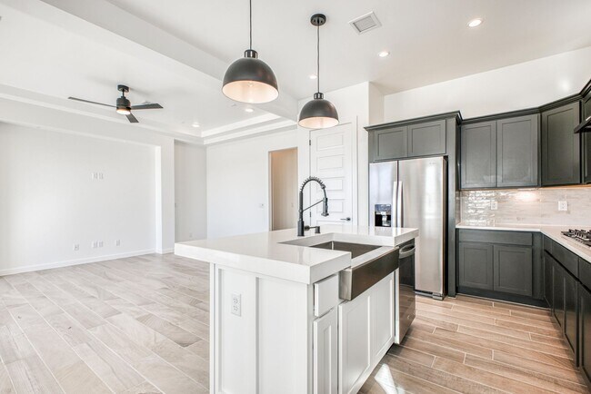 Building Photo - Beautiful East side House 4 bed-2.5 baths, part of The Overlook Casa Club that includes Swimming ...