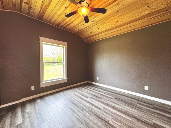 Building Photo - 1 Bedroom/1 Bathroom Tiny Home Cottage in Sulphur Rock