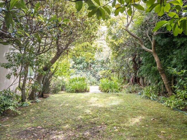 Building Photo - 2BR/1BA Shared Garage + W/D + Deck PROGRES...