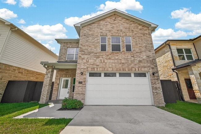 Building Photo - 2209 Silverbonnet St