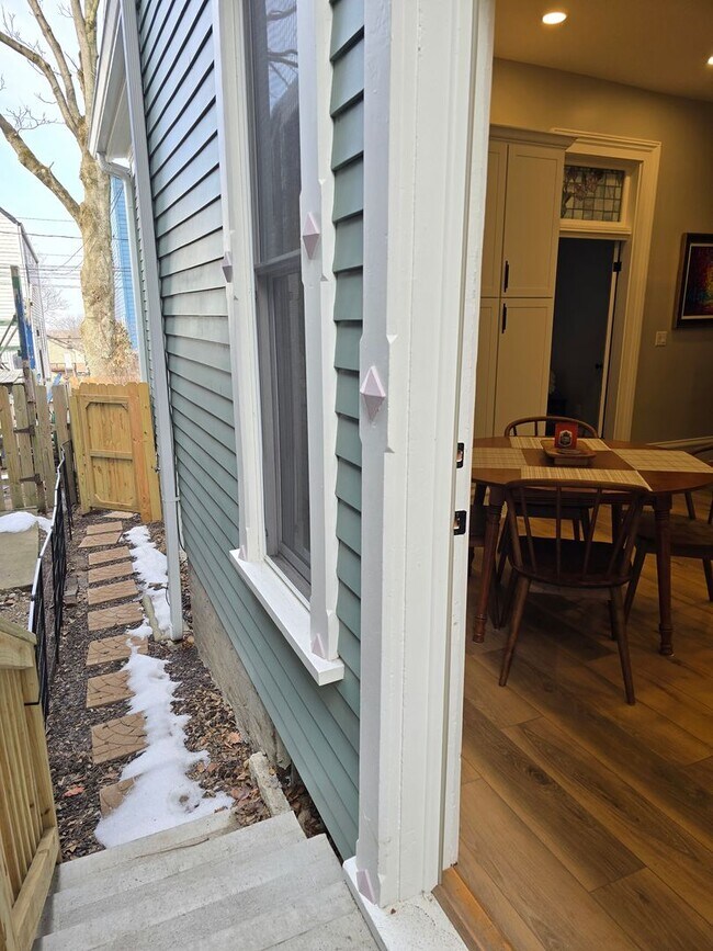 Building Photo - Full Furnished 2 Bed/1 Bath with Utilities Included