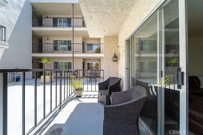 Building Photo - 2121 E 1st St