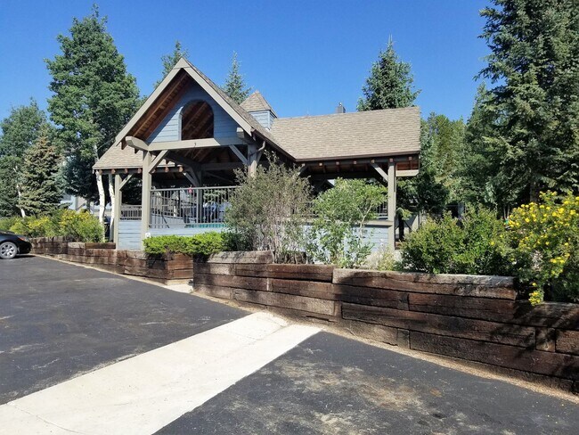 Building Photo - Summer Seasonal Rental- Lake Forest E301