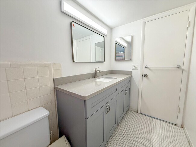 Building Photo - 1333 E Hallandale Beach Blvd