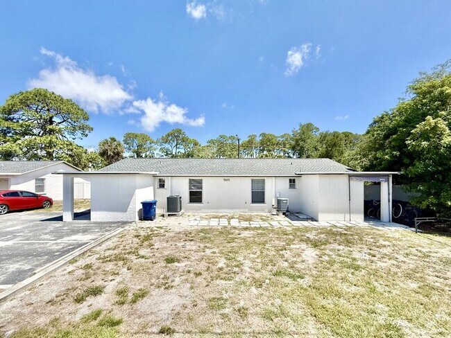 Building Photo - 7071 Bee Ridge Rd