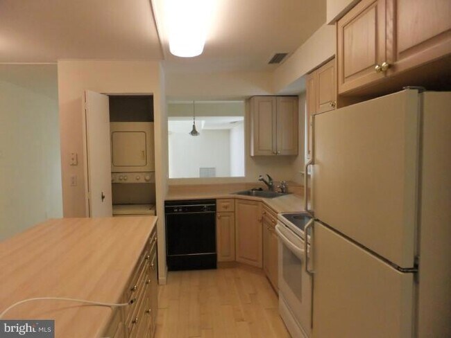 Building Photo - 1700 Oakwood Terrace