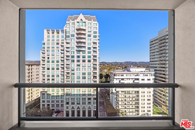 Building Photo - 10724 Wilshire Blvd