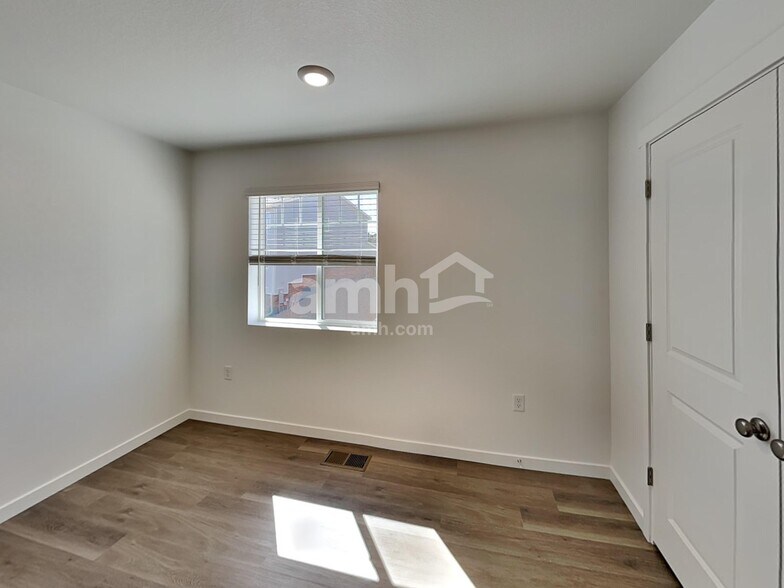 Building Photo - 26106 E Calhoun Pl