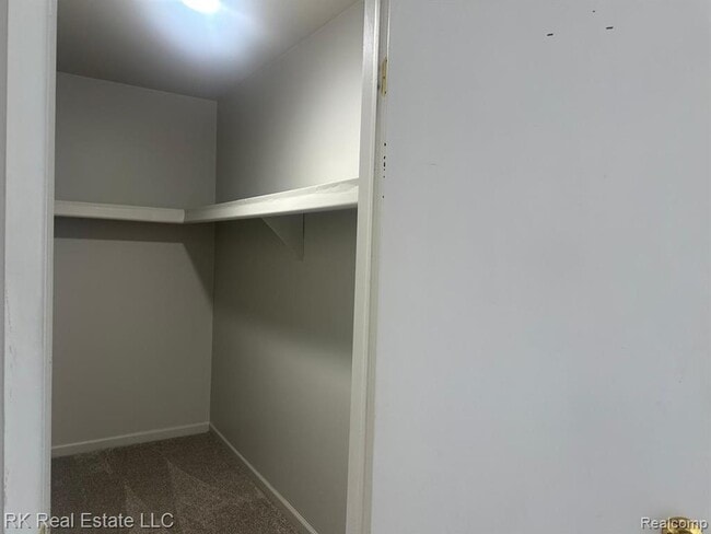 Building Photo - 2824 Roundtree Dr
