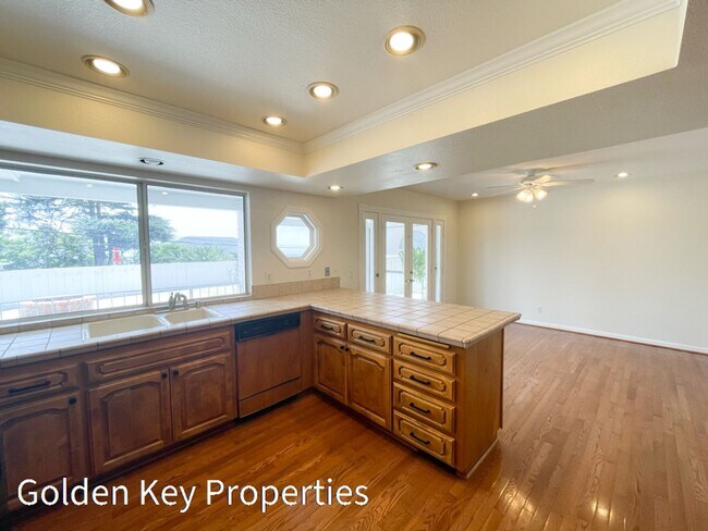 Building Photo - Beautiful ocean-view home located in the h...