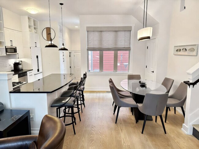 Building Photo - 1408 Pleasant St