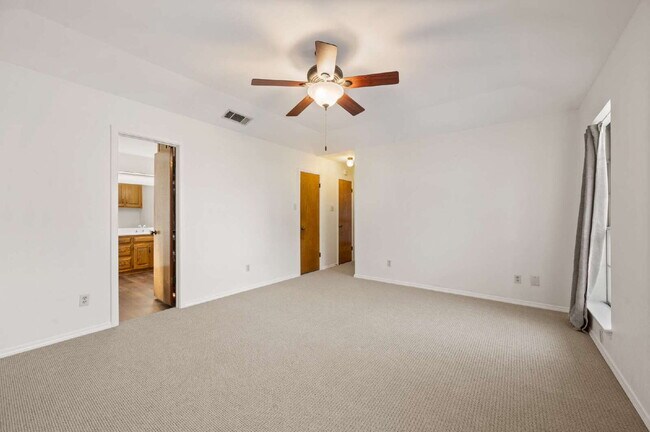 Building Photo - "Charming 3-Bed Oasis with Fireplace in the Heart of Grapevine – 2,238 Sq Ft of Comfort!"
