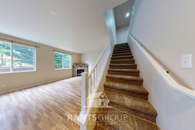 Building Photo - Gorgeous 4 Bed/2.5 Bath Pet-Free Home in Horizon Pointe!