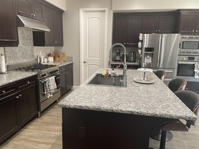 Building Photo - 1563 Silver Shadow Dr