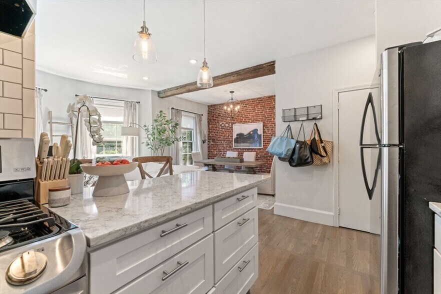 Building Photo - 91 Waltham St