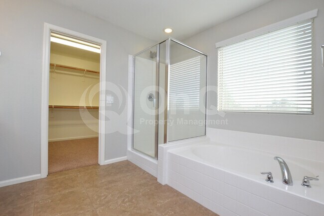 Building Photo - Layton Lakes! 2 story!