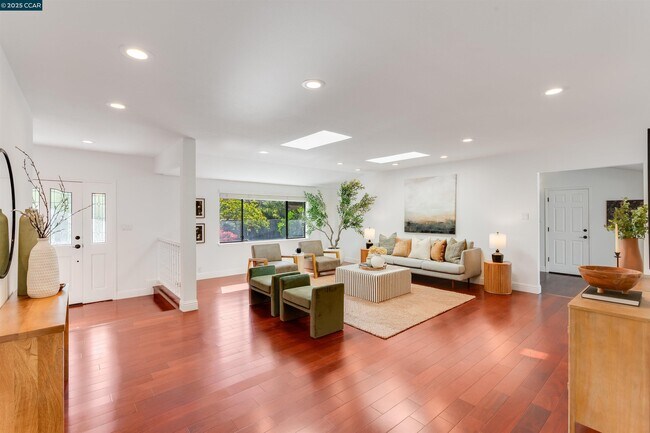 Building Photo - 2424 San Miguel Dr