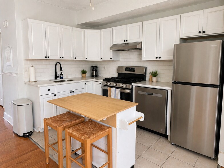 Building Photo - 136 W 7th St