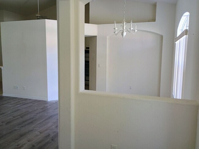 Building Photo - 3 bedroom 2 bathroom beautiful home