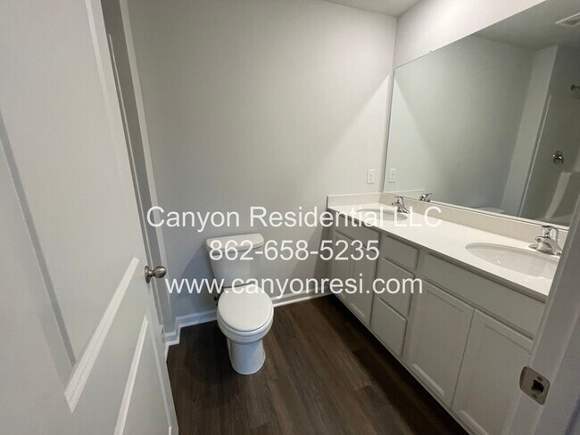 Building Photo - 5825 Vernier Dr SW