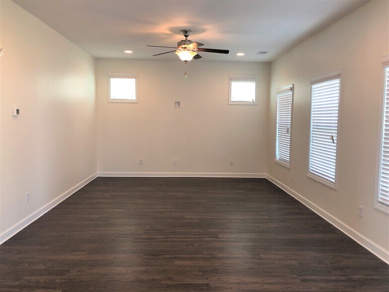Building Photo - 528 Lateleaf Dr