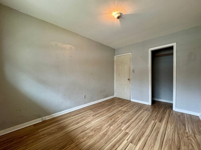 Building Photo - 708 W 47th St